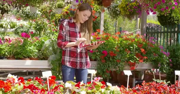 Jardineiro usando tablet — Vídeo de Stock