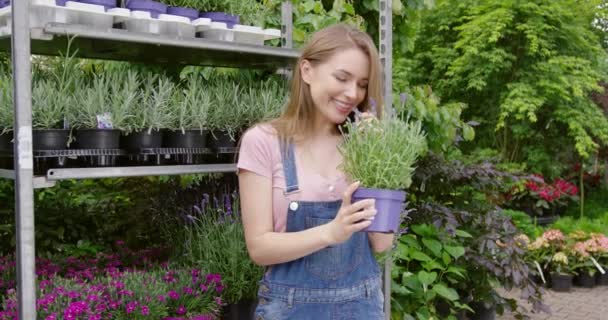 Mujer emocionada con flor en maceta — Vídeo de stock