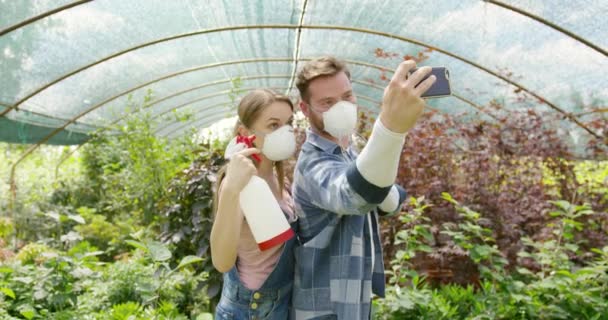 Gardeners taking selfie with respirator — Stock Video