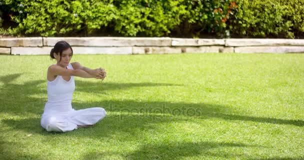 Mujer bastante soltera en el patio vacío estirando los brazos — Vídeos de Stock