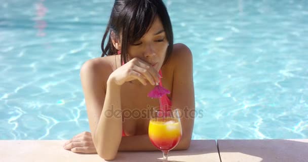 Bella giovane donna sorseggiando un cocktail tropicale — Video Stock