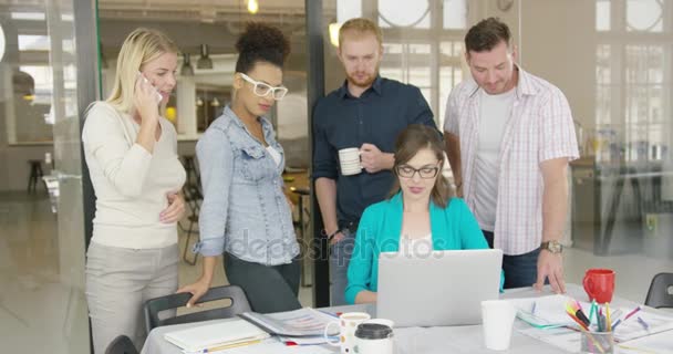 Coworkers guardando computer portatile — Video Stock