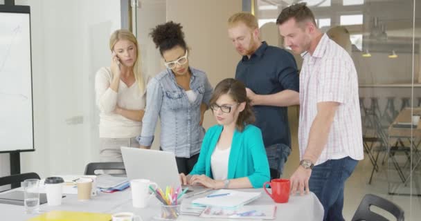 Femme avec des collègues regardant ordinateur portable — Video