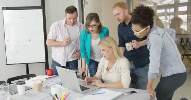 Pessoas no escritório assistindo laptop — Vídeo de Stock