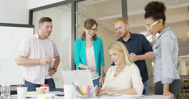 Colaboradores com laptop no escritório — Vídeo de Stock