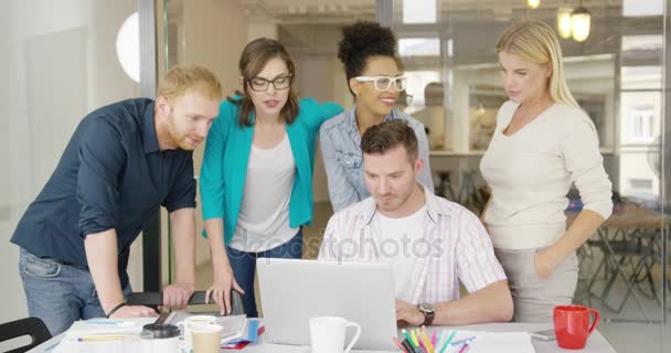 Pessoas assistindo laptop juntos — Vídeo de Stock