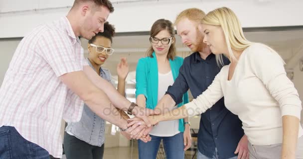 Gente apilando manos para el equipo — Vídeo de stock