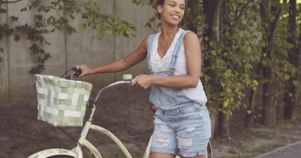 Kvinna poserar med cykel på gatan — Stockvideo