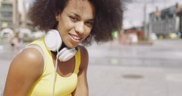 Model w słuchawki przy ulicy — Wideo stockowe