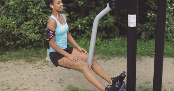 Sportovkyně v ulici tělocvičně — Stock video