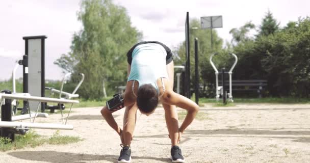 Sportlerin wärmt sich im Park auf — Stockvideo