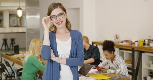 Selbstbewusste Frau posiert im modernen Büro — Stockvideo