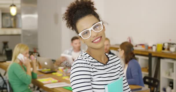 Menina posando no escritório contemporâneo — Vídeo de Stock