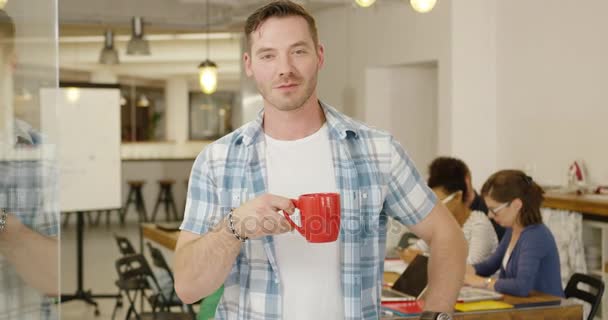 Człowiek z kawą w biurze — Wideo stockowe