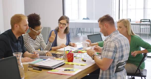 Colleghi in corso di lavoro — Video Stock