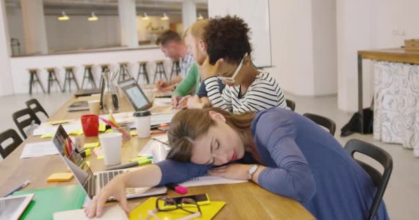 Втомлений працівник за столом в офісі — стокове відео