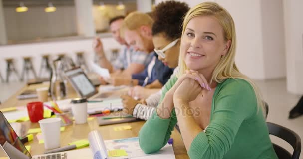 Sonriente empleado en la oficina — Vídeos de Stock