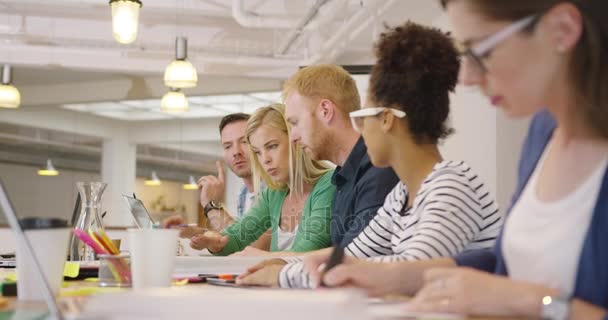 Team im zeitgenössischen Büro arbeitet — Stockvideo