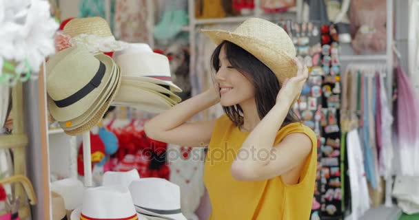 Uroczy model próbuje na kapelusze w sklepie — Wideo stockowe