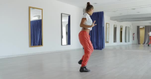 Bailarina realizando acción mientras practica — Vídeo de stock