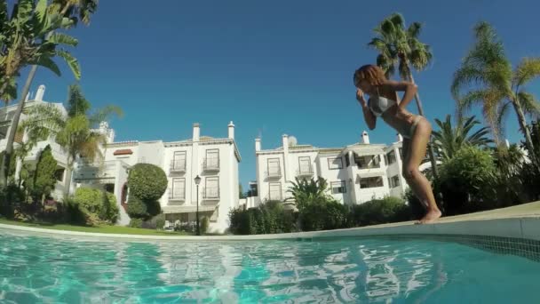Kvinna hoppa i poolen — Stockvideo