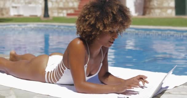 Γοητευτικό κορίτσι που χρησιμοποιεί φορητό υπολογιστή στην πισίνα — Αρχείο Βίντεο
