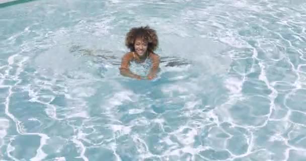 Gladlynt kvinna bada i pool — Stockvideo