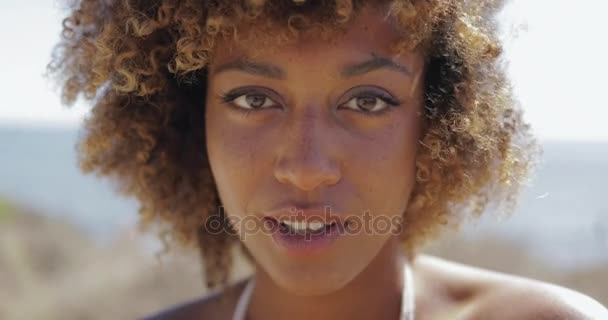 Очаровательная женщина в солнечном свете — стоковое видео