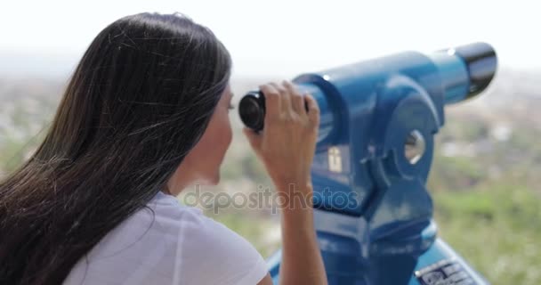 Mulher usando spyglass no ponto de vista da cidade — Vídeo de Stock