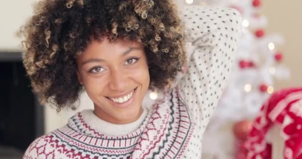 Mujer africana bastante joven con un peinado afro — Vídeo de stock