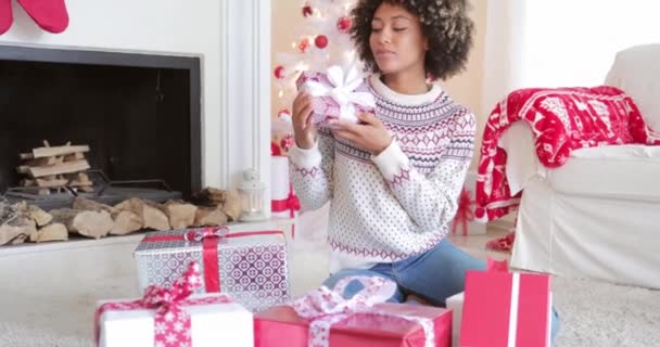 Genç ve güzel kadın onun Noel hediyeleri kontrol — Stok video