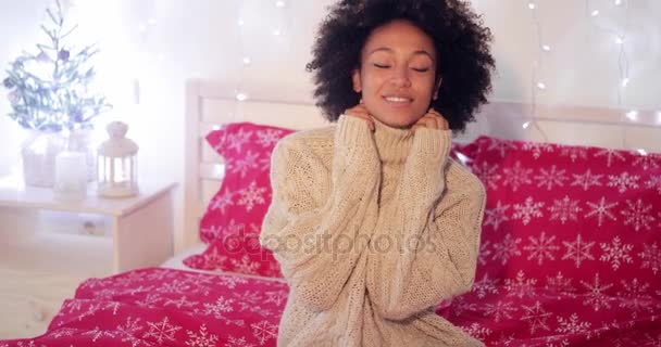 Mooie jonge Afrikaanse vrouw in een slaapkamer van Kerstmis — Stockvideo
