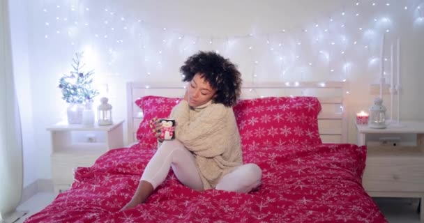 Щаслива молода жінка розслабляється з кавою — стокове відео