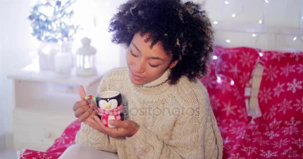 Mujer sonriente disfrutando de una taza de café de Navidad — Vídeos de Stock