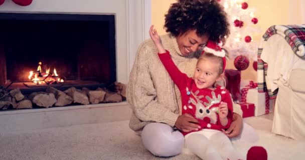 Menina bonita brinca com suas mães cabelo — Vídeo de Stock