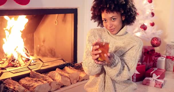 Gelukkig jonge vrouw ontspannen met Kerstmis — Stockvideo