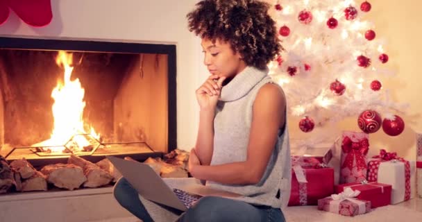 Chic jeune femme tapant un message de Noël — Video