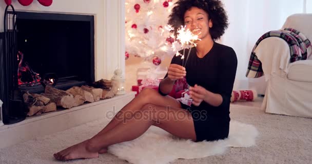 Elegante jovem celebrando com sparklers — Vídeo de Stock