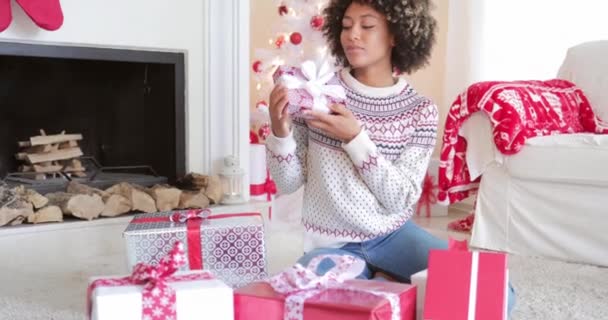 Mujer bastante joven revisando sus regalos de Navidad — Vídeo de stock