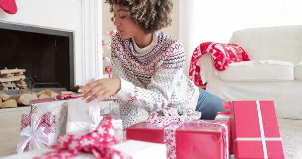 Mujer joven emocionada desenvolviendo sus regalos de Navidad — Vídeos de Stock