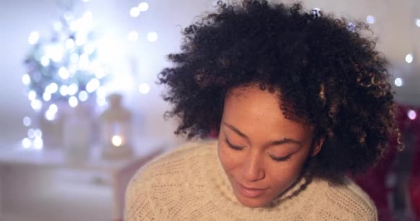 Kvinna som håller julklapp med kopia utrymme — Stockvideo