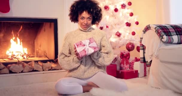 Pretty african american woman holds christmas gift — Stock Video