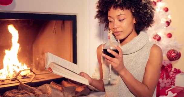 Jonge vrouw ontspannen met een boek en rode wijn — Stockvideo