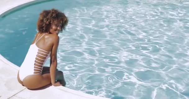Όμορφη κοπέλα ποζάρει σε δίπλα στην πισίνα — Αρχείο Βίντεο