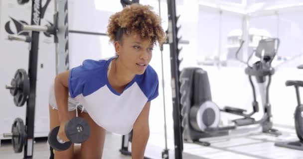 Woman breathing while working out — Stock Video