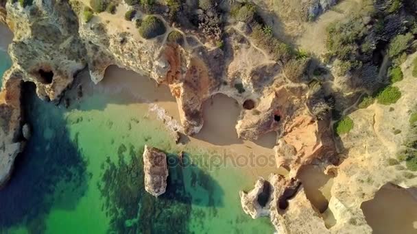 Vista dall'alto delle rocce costiere — Video Stock