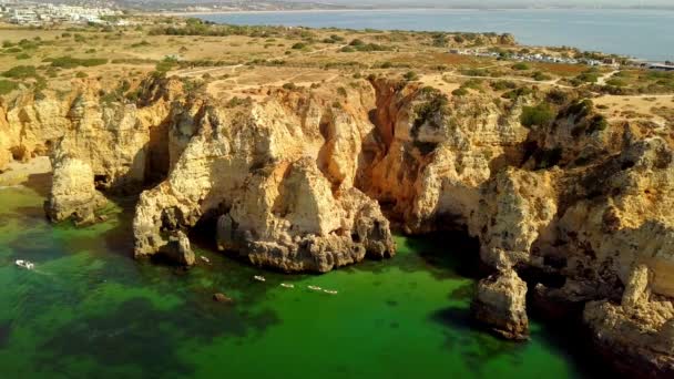 岩石の多い海岸の素晴らしい空中ショット — ストック動画