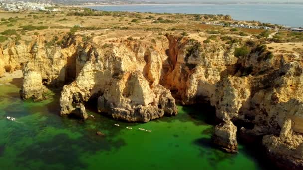 Increíble plano aéreo de costa rocosa — Vídeos de Stock