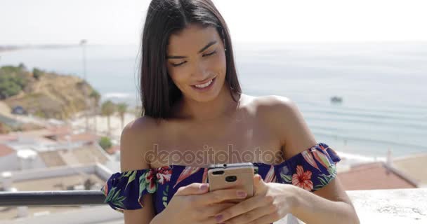 Charmig kvinna med telefon på resort — Stockvideo