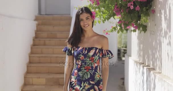 Underbar tjej i klänning på tropical gatan — Stockvideo